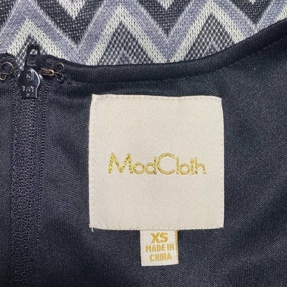MODCLOTH Black & Gray Chevron Print V Neck Belted Dress Size Extra Small - Picture 8 of 10